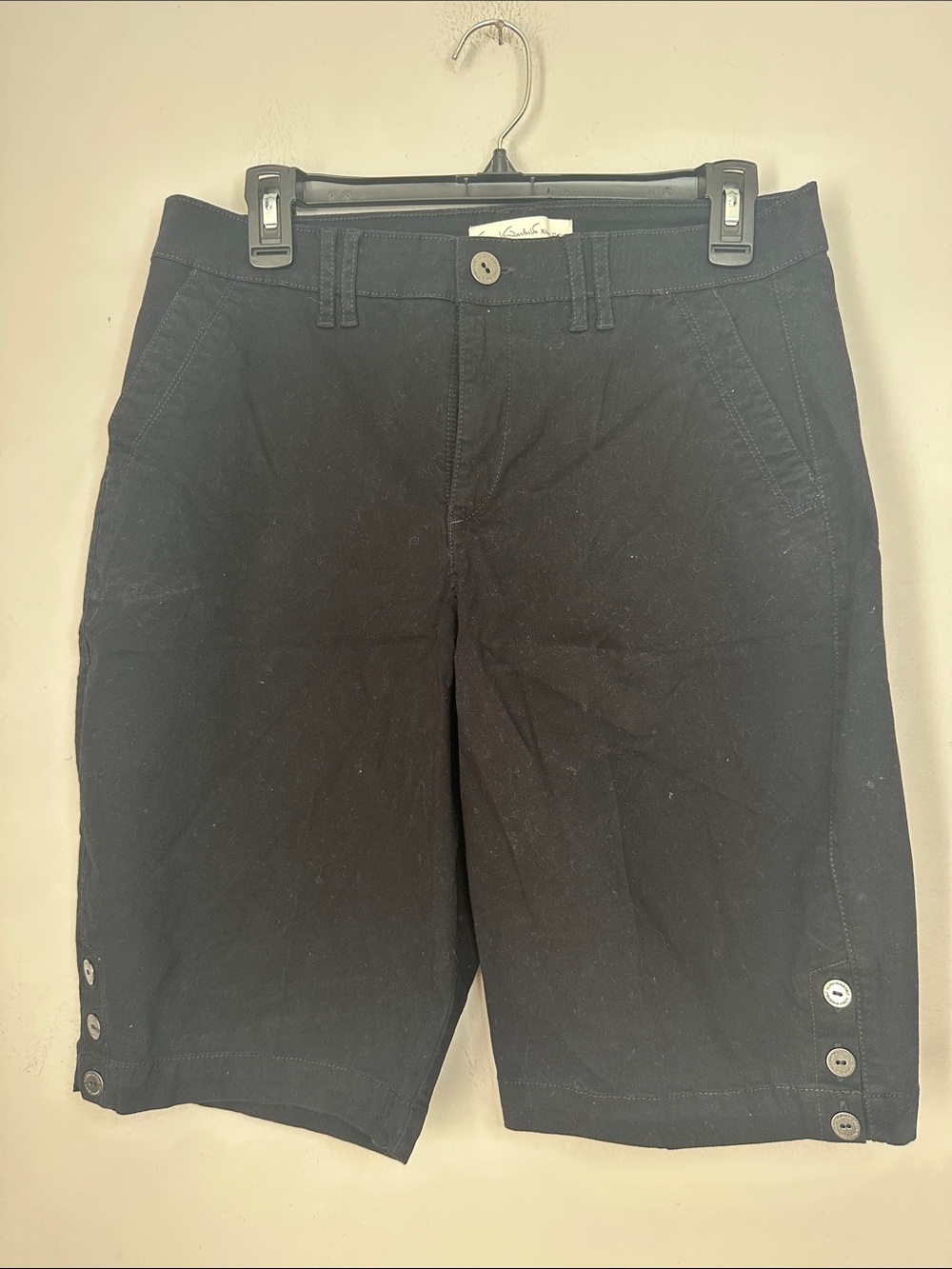 Gloria Vanderbilt Black Casual Button-Hem Shorts